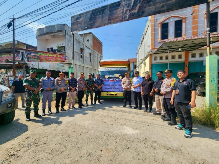Pelepasan pendistribusian logistik Pemilu di gudang KIP Aceh Utara Jalan Medan - Banda Aceh, Muara Dua, Kota Lhokseumawe, Sabtu (10/2/24).