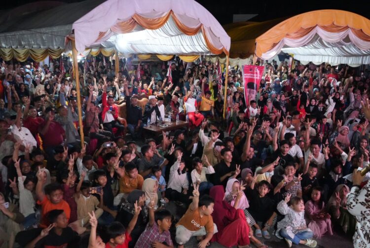 Ribuan Warga kecamatan Darul Makmur Kabupaten Nagan Raya Aceh tumpah ruah memenuhi lokasi digelarnya silaturrahmi caleg DPR-RI Partai PDI-P Jamaluddin Idham. Sabtu malam (10/02/24) di pusat kecamatan darul makmur Gampong Alu Bilie.