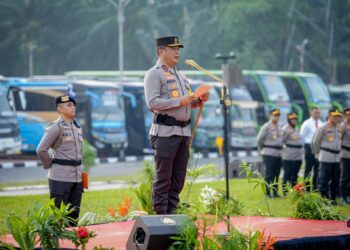 PIMPIN: Kapolda Sumut, Irjen Pol Agung Setya Imam Effendi memimpin apel keberangkatan personel pengamanan pemungutan suara Pemilu 2024 dari Mapolda Sumut, Minggu (11/2/2024). (Foto Dok/ Polda Sumut)