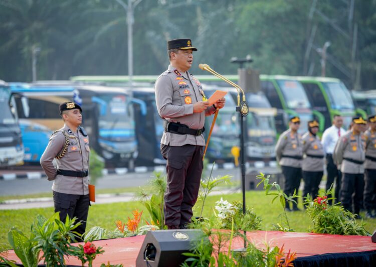 PIMPIN: Kapolda Sumut, Irjen Pol Agung Setya Imam Effendi memimpin apel keberangkatan personel pengamanan pemungutan suara Pemilu 2024 dari Mapolda Sumut, Minggu (11/2/2024). (Foto Dok/ Polda Sumut)