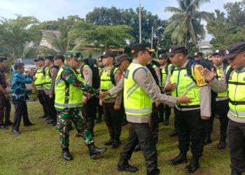 Bertempat di lapangan Apel Polres Ogan Komering Ilir dilaksanakan apel pergeseran pasukan pengamanan Tempat Pemilihan Suara (TPS) pemilihan umum pada tahun 2024, Minggu (11/2/24).