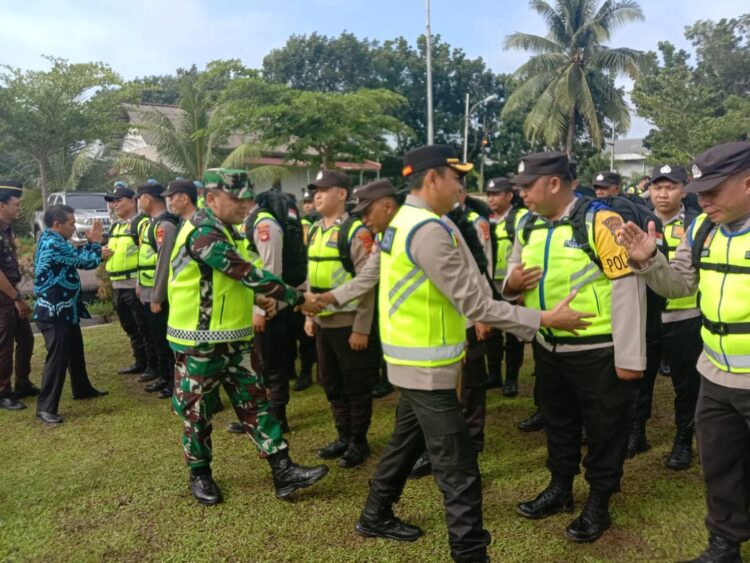Bertempat di lapangan Apel Polres Ogan Komering Ilir dilaksanakan apel pergeseran pasukan pengamanan Tempat Pemilihan Suara (TPS) pemilihan umum pada tahun 2024, Minggu (11/2/24).
