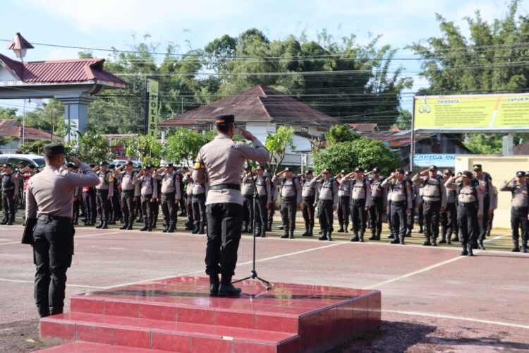Kapolres Dairi AKBP Agus Bahari, P.A., SIK, SH, M.Si memipin pelaksanaan Apel Pergeseran Pasukan Personil Polres Dairi Dalam Rangka Pengamanan Tempat Pemungutan Suara (TPS) Pemilu 2024 di Wilkum Polres Dairi