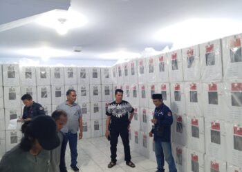PENDISTRIBUSIAN: Kapolsek Percut Sei Tuan Kompol Jhonson Mangara Sitompul dan jajaran memantau pendistribusian dan penyimpanan logistik Pemilu 2024 dari KPU Kabupaten Deliserdang di gudang logistik KPU Kecamatan Percut Sei Tuan/Gor Unimed, Sabtu (10/2/2024).(Foto Dok/Polsek)