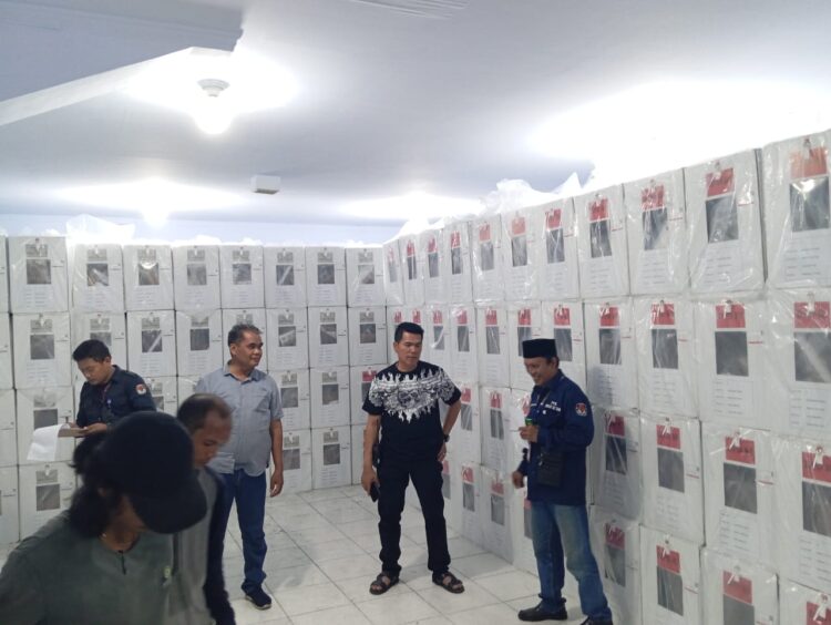 PENDISTRIBUSIAN: Kapolsek Percut Sei Tuan Kompol Jhonson Mangara Sitompul dan jajaran memantau pendistribusian dan penyimpanan logistik Pemilu 2024 dari KPU Kabupaten Deliserdang di gudang logistik KPU Kecamatan Percut Sei Tuan/Gor Unimed, Sabtu (10/2/2024).(Foto Dok/Polsek)