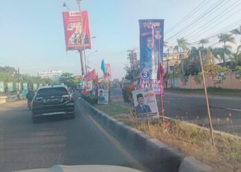 Tampak alat peraga kampanye milik calon legislatif peserta Pemilu 2024, masih bertebaran, meskipun sudah memasuki masa tenang menjelang hari pencoblosan 14 Februari.