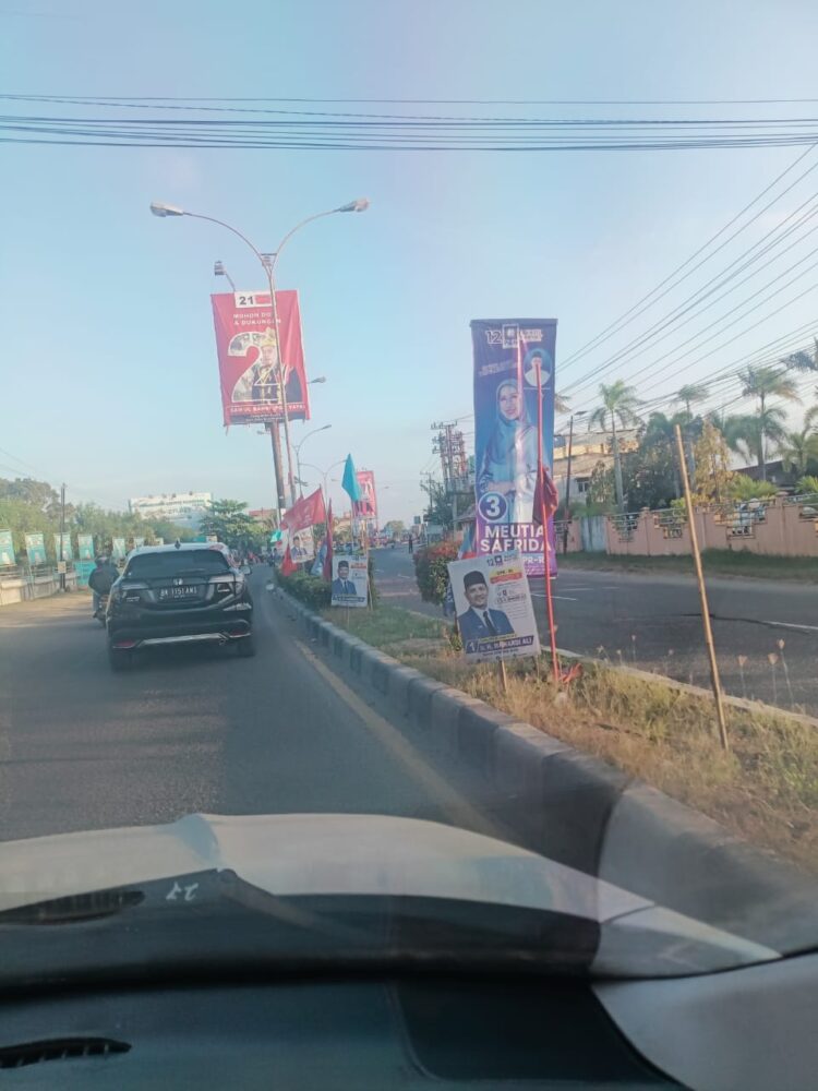 Tampak alat peraga kampanye milik calon legislatif peserta Pemilu 2024, masih bertebaran, meskipun sudah memasuki masa tenang menjelang hari pencoblosan 14 Februari.