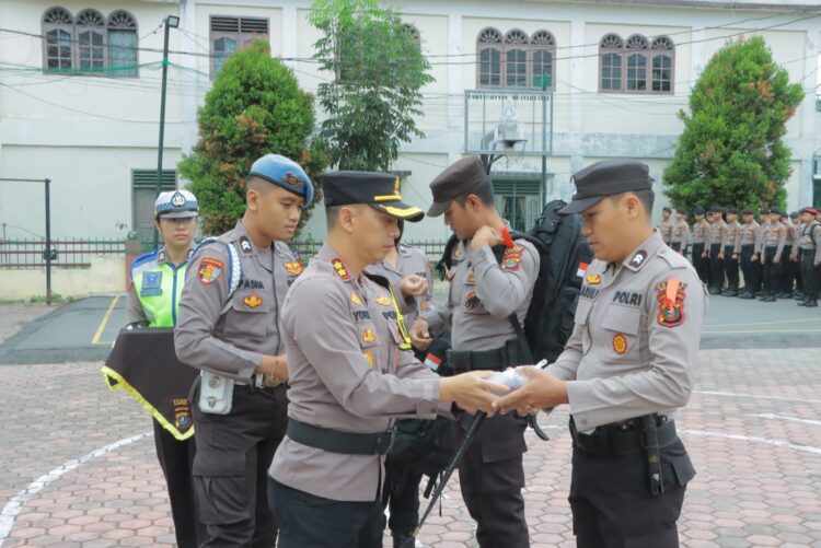 Pelaksanaan Apel Pergeseran Pasukan Operasi Mantap Brata Toba 2023 - 2024, yang dipimpin oleh Kapolres Samosir, AKBP Yogie Hardiman, S.H., S.I.K., M.H. Senin (12/02/2024).