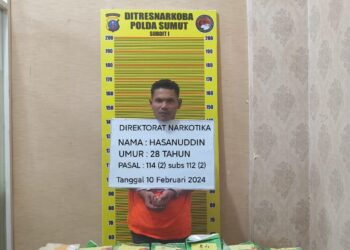 DIAMANKAN: Bandar narkotika berinisial H berikut barang bukti sabu diamankan Polda Sumut di Jalan Medan-Banda Aceh, Desa Kampung Lalang, Kecamatan Besitang, Kabupaten Langkat, Sabtu (10/2/2024). (Foto Dok/ Polda Sumut)