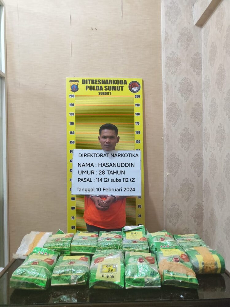 DIAMANKAN: Bandar narkotika berinisial H berikut barang bukti sabu diamankan Polda Sumut di Jalan Medan-Banda Aceh, Desa Kampung Lalang, Kecamatan Besitang, Kabupaten Langkat, Sabtu (10/2/2024). (Foto Dok/ Polda Sumut)