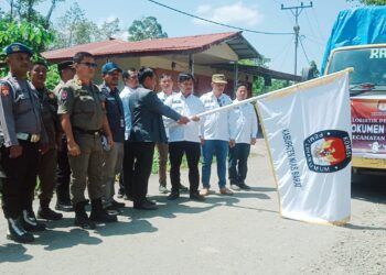 KPU Kabupaten Nias Barat Distribusikan logistik di kecamatan sirombu sebanyak 225 kotak suara dan 180 bilik suara. Pendistribusian logistik ini, di duluankan di kecamatan sirombu mengingat sejumlah desa berada di pulau, senin (12/02/2024).