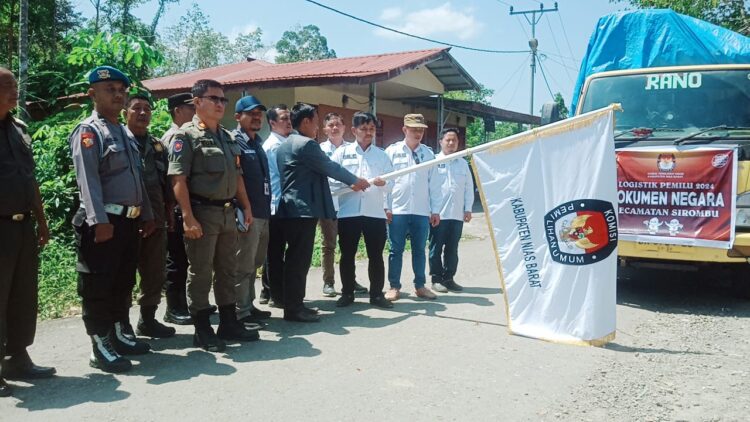 KPU Kabupaten Nias Barat Distribusikan logistik di kecamatan sirombu sebanyak 225 kotak suara dan 180 bilik suara. Pendistribusian logistik ini, di duluankan di kecamatan sirombu mengingat sejumlah desa berada di pulau, senin (12/02/2024).