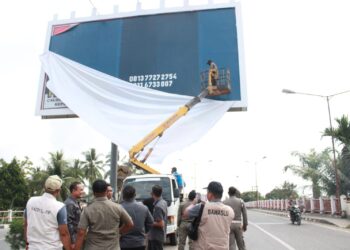Panitia Pengawas Pemilihan (Panwaslih) Aceh Utara bersama Satuan Polisi Pamong Praja (Satpol PP) Kabupaten Aceh Utara melakukan pembersihan semua alat peraga kampanye (APK) yang masih terpasang saat masa tenang Pemilu 2024.