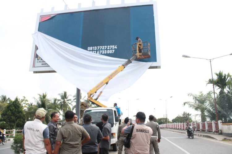 Panitia Pengawas Pemilihan (Panwaslih) Aceh Utara bersama Satuan Polisi Pamong Praja (Satpol PP) Kabupaten Aceh Utara melakukan pembersihan semua alat peraga kampanye (APK) yang masih terpasang saat masa tenang Pemilu 2024.