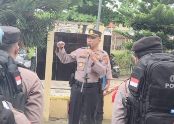 ARAHAN : Kapolsek Firdaus, AKP Andi Sujendral memberikan arahan saat memimpin apel Serpas Pam TPS Pemilu 2024, Senin (12/2/2024). (Foto Dok/Polsek Firdaus)
