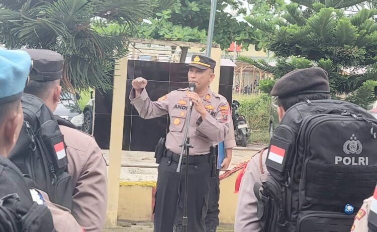 ARAHAN : Kapolsek Firdaus, AKP Andi Sujendral memberikan arahan saat memimpin apel Serpas Pam TPS Pemilu 2024, Senin (12/2/2024). (Foto Dok/Polsek Firdaus)
