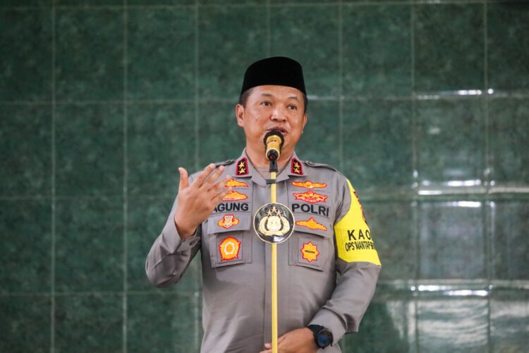 BERI SAMBUTAN: Kapolda Sumut, Irjen Pol Agung Setya Imam Effendi memberi sambutan pada Khatmil Al Qur'an dalam rangka memperingati Isra Miraj di Masjid Al Hidayah Mapoldasu, Senin (12/2/2024). (Foto Dok/ Polda Sumut)