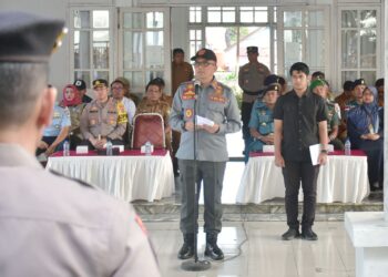 Pj Wali Kota Sabang ketika bertindak sebagai inspektur Apel Kesiapan Pemilu 2024, yang digelar bersama Kepolisian Resort Sabang, KIP, serta Bawaslu Kota Sabang, di Halaman Kantor Wali Kota Sabang, Senin (12/2/23).