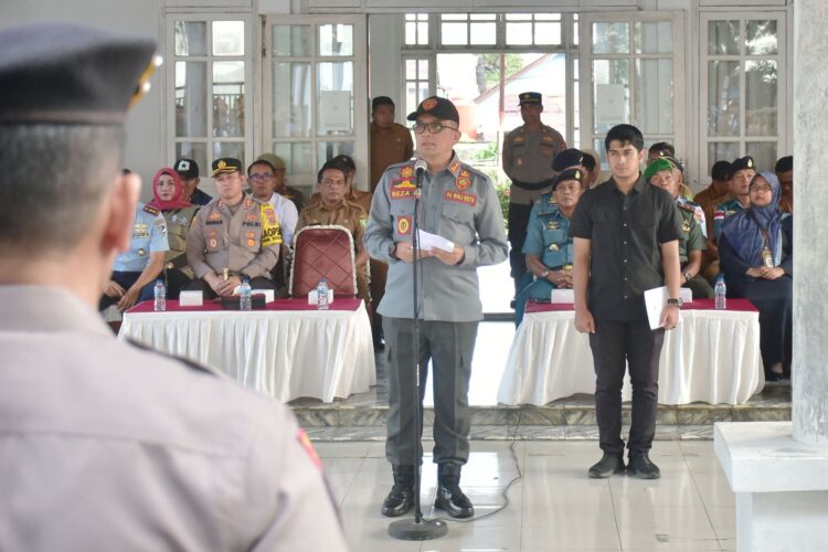 Pj Wali Kota Sabang ketika bertindak sebagai inspektur Apel Kesiapan Pemilu 2024, yang digelar bersama Kepolisian Resort Sabang, KIP, serta Bawaslu Kota Sabang, di Halaman Kantor Wali Kota Sabang, Senin (12/2/23).
