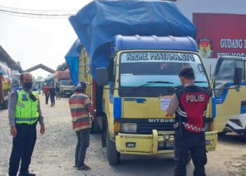 Logistik Pemilu : Proses pendistribusian logistik Pemilu 2024 pada sejumlah lokasi di Medan Utara, sedang berlangsung di areal Gudang KPU Kota Medan, Senin (12/2/'24).(Foto dok/Polres Belawan)