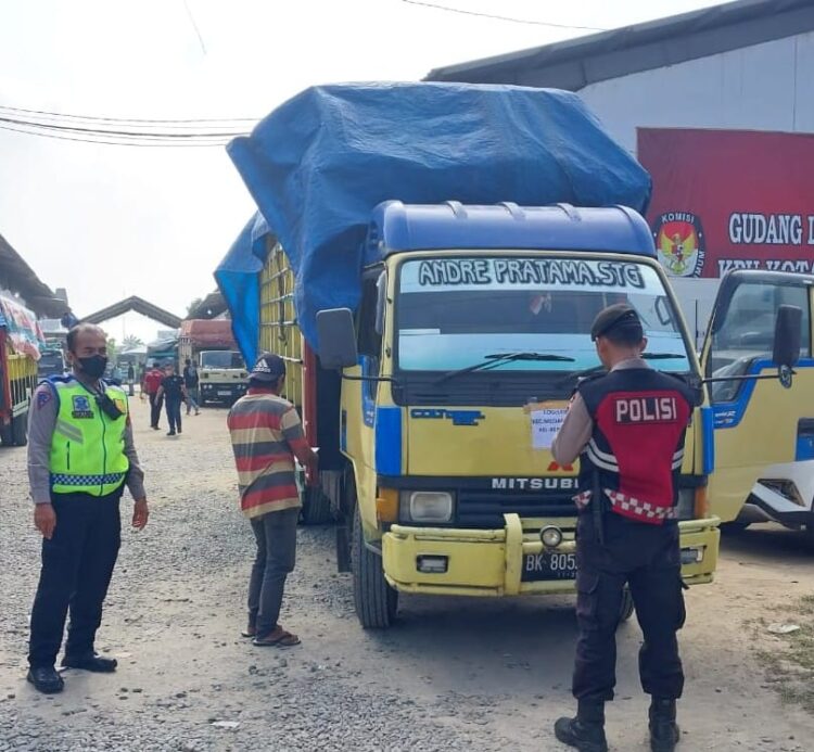 Logistik Pemilu : Proses pendistribusian logistik Pemilu 2024 pada sejumlah lokasi di Medan Utara, sedang berlangsung di areal Gudang KPU Kota Medan, Senin (12/2/'24).(Foto dok/Polres Belawan)