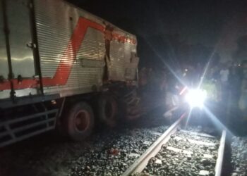 RUSAK : Truk tronton box Nopol E 8382 AS mengalami kesusakan usai tertabrak kereta api barang di perlintasan tanpa palang di Lingkungan III Kelurahan Tualang, Kecamatan Perbaungan, Sergai, Minggu (11/2/2024) malam. (Foto Dok/Humas Polres Sergai)