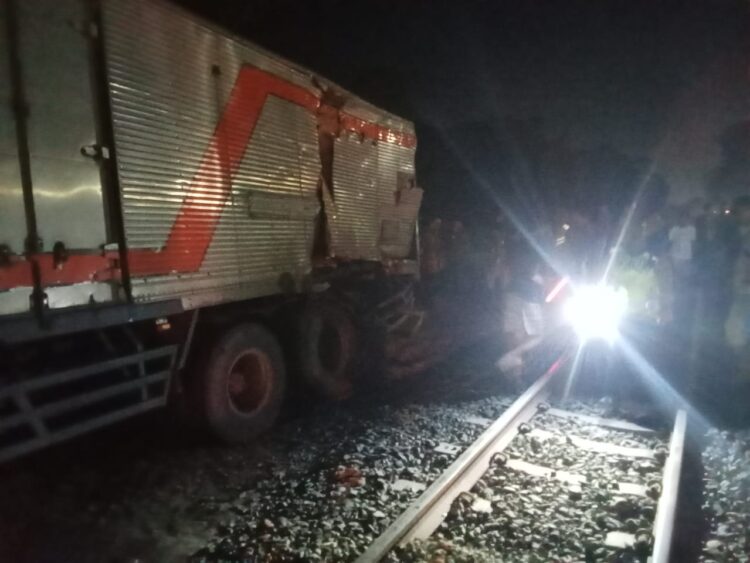 RUSAK : Truk tronton box Nopol E 8382 AS mengalami kesusakan usai tertabrak kereta api barang di perlintasan tanpa palang di Lingkungan III Kelurahan Tualang, Kecamatan Perbaungan, Sergai, Minggu (11/2/2024) malam. (Foto Dok/Humas Polres Sergai)