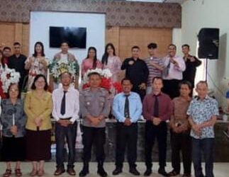 Kasat Binmas Polresta Manado, Kompol Arie Najoan, memimpin kegiatan Minggu Kasih yang dilaksanakan di GPDI El Haleluya Karombasan Selatan