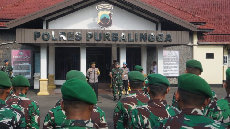 Penyerahan personel oleh Dandim 0702 PurbaIingga Letkol Inf Dipo Sabungan Lumban Gaol kepada Kapolres Purbalingga AKBP Hendra Irawan. Selanjutnya personel TNI dari Korem Wijayakusuma, Kodim Purbalingga, Batalyon 406 dan Lanud JB Soedirman berada di Bawah Kendali Operasi (BKO) Polres Purbalingga.