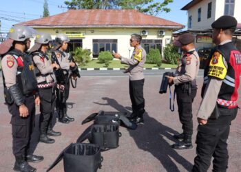Kapolres Dairi AKBP Agus Bahari, P.A,. SIK, SH, M.Si Melakukan pengecekan Kesiapan Peralatan Dalam di Halaman Apel Mako Polres Dairi Jalan SM. Raja Kecamatan Sidikalang Kabupaten Dairi. Selasa (13/02/2024).