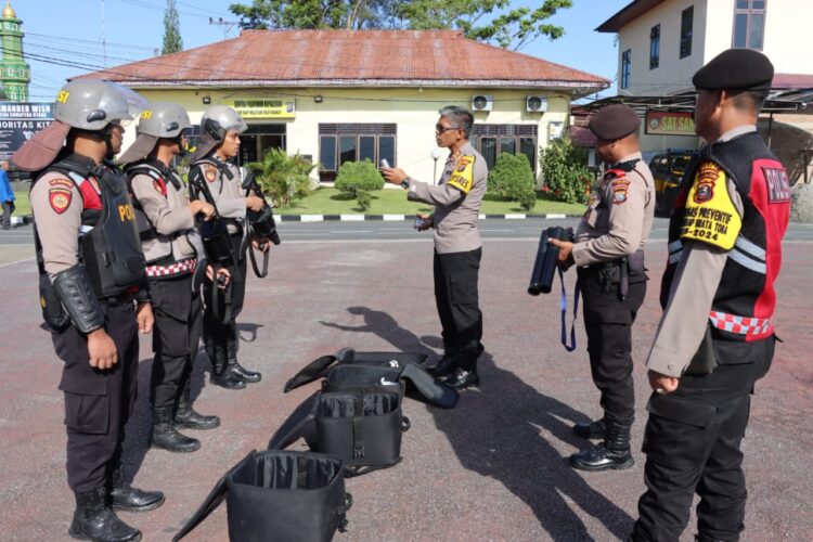 Kapolres Dairi AKBP Agus Bahari, P.A,. SIK, SH, M.Si Melakukan pengecekan Kesiapan Peralatan Dalam di Halaman Apel Mako Polres Dairi Jalan SM. Raja Kecamatan Sidikalang Kabupaten Dairi. Selasa (13/02/2024).