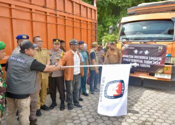 Pj Wali Kota Sabang Reza Fahlevi bersama Forkopimda Kota Sabang menghadiri pelepasan logistik Pemilu tahun 2024 dan pemusnahan surat suara yang lebih dan rusak, bertempat di Halaman Kantor KIP Kota Sabang, Selasa (13/2/24).
