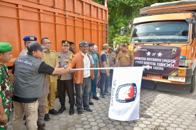 Pj Wali Kota Sabang Reza Fahlevi bersama Forkopimda Kota Sabang menghadiri pelepasan logistik Pemilu tahun 2024 dan pemusnahan surat suara yang lebih dan rusak, bertempat di Halaman Kantor KIP Kota Sabang, Selasa (13/2/24).