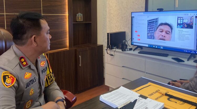 IMBAU: Kapolres Pelabuhan Belawan AKBP Janton Silaban, Selasa (13/2/2024) mengimbau warga menggunakan hak suaranya pada Pemilu 2024 yang dijadwalkan Rabu (14/2/2024).(Foto dok/Polres Belawan)