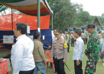 Kapolres Samosir, AKBP Yogie Hardiman, S.H., S.I.K., M.H., bersama Forum Komunikasi Pimpinan Daerah (Forkopimda) Kabupaten Samosir, melakukan monitoring pelaksanaan pemungutan suara di wilayah Kabupaten Samosir. Rabu (14/02/2024).