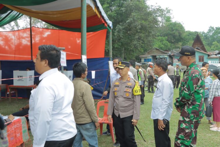 Kapolres Samosir, AKBP Yogie Hardiman, S.H., S.I.K., M.H., bersama Forum Komunikasi Pimpinan Daerah (Forkopimda) Kabupaten Samosir, melakukan monitoring pelaksanaan pemungutan suara di wilayah Kabupaten Samosir. Rabu (14/02/2024).
