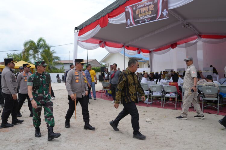 TINJAU: Kapolda Sumut, Irjen Pol Agung Setya Imam Effendi meninjau TPS 02 di Kelurahan Anggrung, Kecamatan Medan Polonia, Rabu (14/2/2024). (Foto Dok/ Polda Sumut)