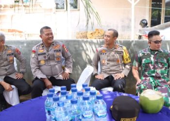 DAMPINGI : Kapolres Sergai, AKBP Oxy Yudha Pratesta bersama Dandim 0204/DS Letkol Czi Yoga Febrianto mendampingi Tim Asistensi Mabes Polri dipimpin Brigjen Pol Mashudi memantau proses pemungutan suara di beberapa TPS di Wilkum Polsek Pantaicermin,.Rabu (14/2/2024). (Foto Dok/Humas Polres)