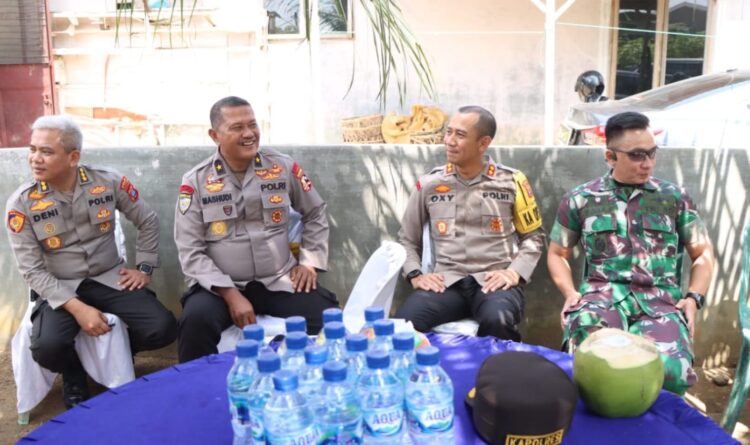 DAMPINGI : Kapolres Sergai, AKBP Oxy Yudha Pratesta bersama Dandim 0204/DS Letkol Czi Yoga Febrianto mendampingi Tim Asistensi Mabes Polri dipimpin Brigjen Pol Mashudi memantau proses pemungutan suara di beberapa TPS di Wilkum Polsek Pantaicermin,.Rabu (14/2/2024). (Foto Dok/Humas Polres)
