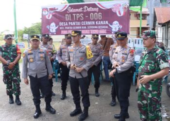 MONITORING : Karorena Polda Sumut, Kombes Pol Deni Hermawan didampingi Kapolres Sergai, AKBP Oxy Yudha Pratesta, melakukan monitoring dan meninjau pelaksanaan pemungutan suara di TPS 6 Desa Pantaivermin Kanan, Rabu (14/2/2024). (Foto Dok/Humas Polres)