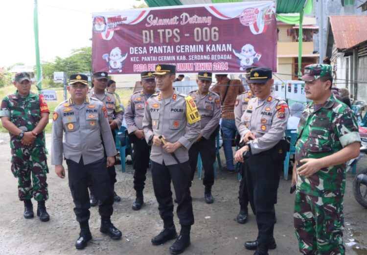 MONITORING : Karorena Polda Sumut, Kombes Pol Deni Hermawan didampingi Kapolres Sergai, AKBP Oxy Yudha Pratesta, melakukan monitoring dan meninjau pelaksanaan pemungutan suara di TPS 6 Desa Pantaivermin Kanan, Rabu (14/2/2024). (Foto Dok/Humas Polres)