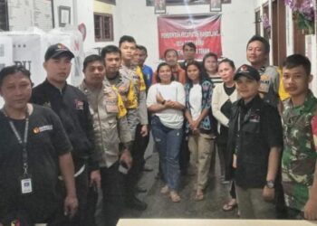 Personel Polsek Pineleng telah melaksanakan tugas pengawalan dan pengamanan dalam proses distribusi logistik Pemilu 2024 di wilayah Kecamatan Mandolang. Upaya tersebut dilakukan untuk memastikan kelancaran proses demokrasi di Kabupaten Minahasa, Senin (12/2/2024).