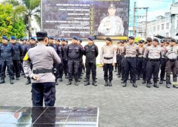 Kabag Ops Polresta Manado, Kompol Jacky Lapian, memimpin apel yang melibatkan pasukan Brimob, Dit Pam Obvit Polda Sulut, dan Dit Samapta Polda Sulut dalam rangka pelaksanaan Operasi Kepolisian Terpusat Mantap Brata Samrat 2024