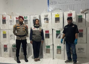 Polres Samosir aktif melakukan pengamanan dan pengawalan pendistribusian logistik Pemilu 2024 dari Tempat Pemungutan Suara (TPS) ke Panitia Pemilihan Kecamatan (PPK) di Kabupaten Samosir.