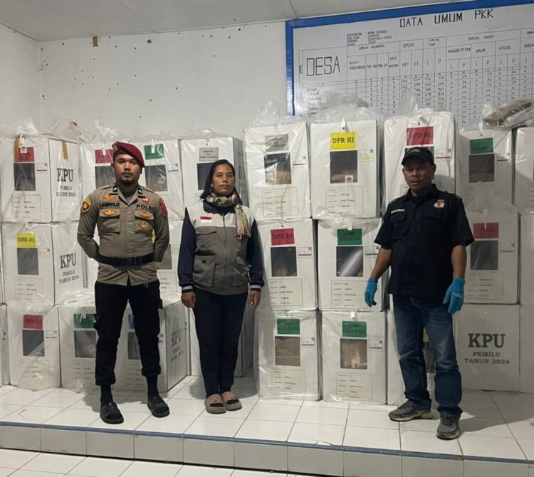 Polres Samosir aktif melakukan pengamanan dan pengawalan pendistribusian logistik Pemilu 2024 dari Tempat Pemungutan Suara (TPS) ke Panitia Pemilihan Kecamatan (PPK) di Kabupaten Samosir.