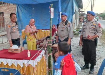 MONITORING : Kapolsek Tanjungberingin, AKP Tobat Sihombing monitoring ke TPS di wilkum Polsek Tanjungberingin, Kamis (15/2/2024). (Foto Dok/Polsek Tanjungberingin)