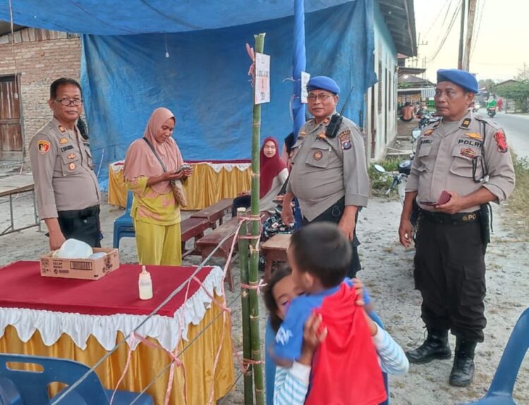 MONITORING : Kapolsek Tanjungberingin, AKP Tobat Sihombing monitoring ke TPS di wilkum Polsek Tanjungberingin, Kamis (15/2/2024). (Foto Dok/Polsek Tanjungberingin)