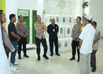 ARAHAN : Kapolres Sergai, AKBP Oxy Yudha Pratesta didampingi Kasat Narkoba AKP Iwan Hermawan dan Kasat binmas AKP Dondom Panjaitan memberikan arahan ke personel PAM adn anggota PPK saat melakukan monitoring ke gudang logistik PPK Dolokmasihul, Kamis (15/2/2024). (Foto Dok/Humas Polres)
