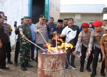 Kapolres Aceh Utara AKBP Deden Heksaputera S, S.I.K. hadiri kegiatan pemusnahan kertas surat suara yang berlebih didepan Gudang KIP Aceh Utara. Selasa, (13/2/2024) lhokseumawe.