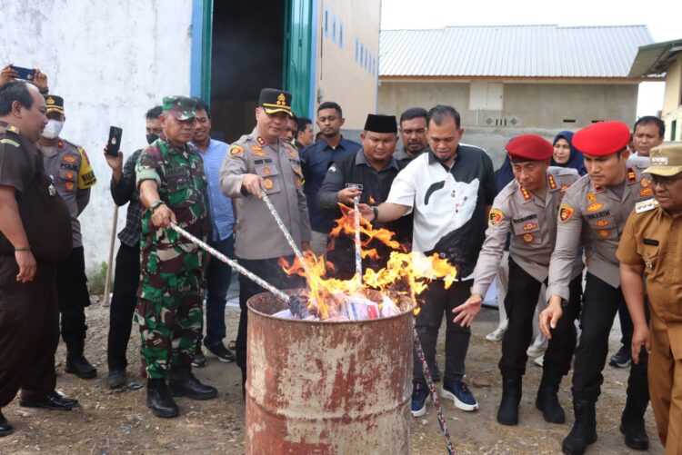Kapolres Aceh Utara AKBP Deden Heksaputera S, S.I.K. hadiri kegiatan pemusnahan kertas surat suara yang berlebih didepan Gudang KIP Aceh Utara. Selasa, (13/2/2024) lhokseumawe.